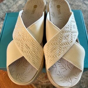 NEW IN BOX BEZEES SUNDANCE WOVEN SANDALS IVORY SZ 10